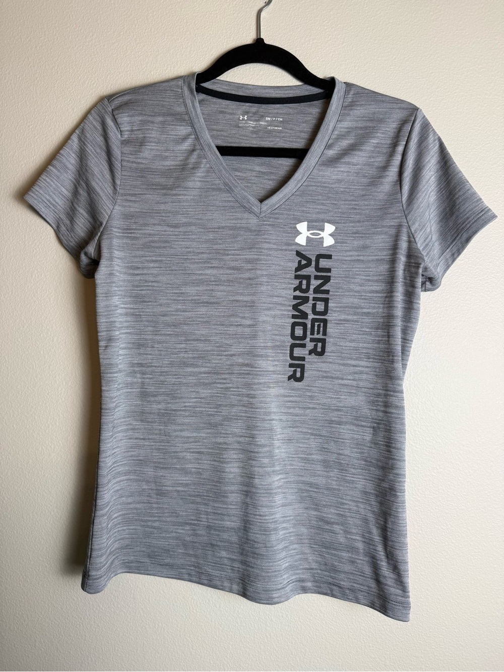 Under Armour Women’s Heather Gray V-Neck Short Sleeve Tee